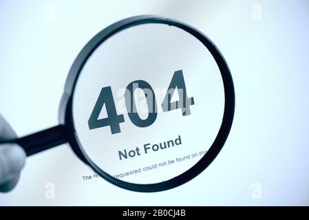 Errore 404 pagina Internet non Trovata, mano con lente di ingrandimento, immagine concettuale Foto Stock