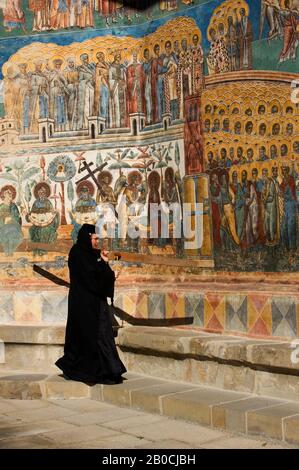 ROMANIA, NEI PRESSI DI SUCEAVA, MONASTERO DI VORONET (1488), L'ULTIMO GIUDIZIO, PARETE BEST WESTERN, NUN Foto Stock