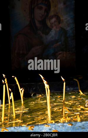 ROMANIA, VICINO A SUCEAVA, MONASTERO VORONET (1488), CANDELE OFFERTE Foto Stock