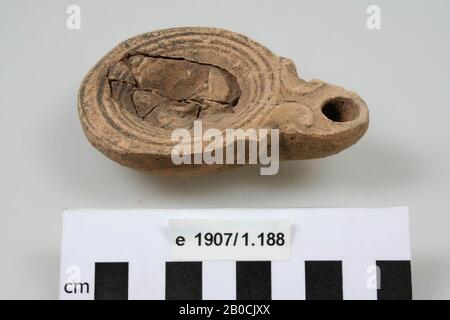 Lampada ad olio in terracotta, decorata, con beccuccio e foro per il fuoco. Lo specchio è rotto., lampada ad olio, terracotta, terracotta, 9,6 x 6,5 x 2,8 cm, romano, olandese, Gelderland, Nijmegen, Nijmegen, Hees Foto Stock