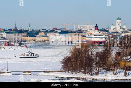 Vista sulla città e navigazione nel porto di Helsinki in una soleggiata giornata invernale. Finlandia Foto Stock