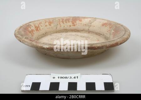 Piatto di terracotta. Vecchi legami instabili e aggiunte, strato di fango rosso danneggiato, piastra, ceramica, h: 3,4 cm, diam: 18,2 cm, romano, olandese, Gelderland, Nijmegen, Nijmegen, Hees Foto Stock