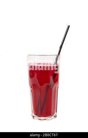 Cocktail monocromatico trasparente, bevanda alla frutta, rinfrescante in un bicchiere alto con gusto di frutti di bosco, ciliegie, fragole, pompelmo con una cannuccia. Laterale Foto Stock