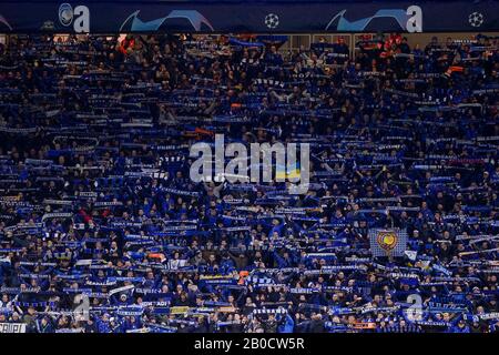 Milano, Italia - 19 febbraio, 2020: I fan di Atalanta BC mostrano il loro sostegno durante il round di UEFA Champions League di 16 partite di calcio della prima tappa tra Atalanta BC e Valencia CF. Credito: Nicolò Campo/Alamy Live News Foto Stock