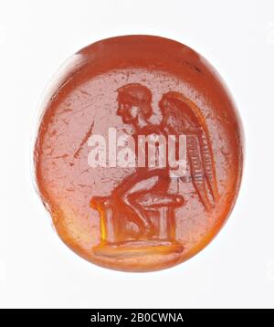 VZ: Il cupido seduto è mostrato in vista frontale di tre quarti e il suo volto in profilo, i suoi capelli sono arrotolati in un rotolo sulla testa e un panino nel collo., Gem, intaglio, ringstone, carneliano, colore: Arancio-rosso , Forma: Ovale, Lavorato: Maaskant-Kleibink, M., Catalogo delle gemme incise nel Royal Coin Cabinet, 1978, pag.60, fig.2, tipo F5, bordo arrotondato, Metodo: Modellazione del corpo con punte arrotondate, dettagli con diversi sho, 12 x 10 mm, D. 3 mm, fine del 1st secolo a.C. -25 Foto Stock