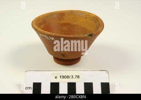 Ciotola di terra sigillata. Abrasioni, scheggiature dal bordo, danni superficiali della parete, ciotola, terracotta, terra sigillata, h: 5,7 cm, diam: 9,8 cm, romano, olandese, Gelderland, Nijmegen, Nijmegen, Hees Foto Stock