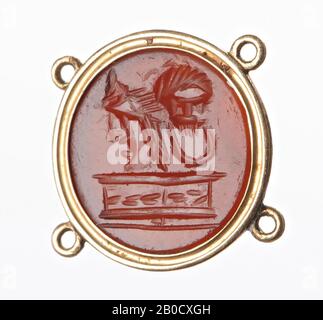 VZ: Maschera con bearded e capelli alti e lunghi, tipo "giovane" a profilo a sinistra e appoggiata contro una maschera frontale di tipo "schiavico", entrambe in piedi su una scatola decorata con una garland. , GEM, intaglio, ringstone, carnelian, colore: Arancio-rosso, Forma: Rotonda, lavorazione: Frontale molto leggermente convesso, bordo tagliato sul retro rispetto alla parte anteriore (?), Metodo: Modellazione molto poco profonda con grande trapano arrotondato, dettagli con molti taglienti e roro, 13 x 13 mm, D. 2 mm, 1st metà 1st secolo a.C. -100 Foto Stock