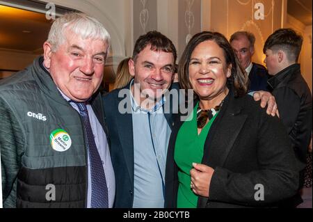 Dublino, Irlanda. 20 Feb 2020. Mary-Lou McDonald TD (SF) con i suoi sostenitori il primo giorno del 33 ° Dáil. Credit: Notizie dal vivo di AG/Alamy Foto Stock