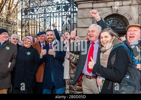 Dublino, Irlanda. 20 Feb 2020. Christopher o'Sullivan (FF) con i suoi sostenitori il primo giorno del 33° Dáil. Credit: Notizie dal vivo di AG/Alamy Foto Stock
