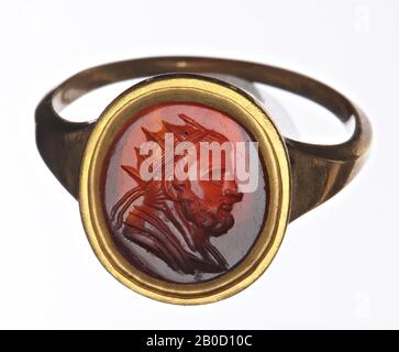 VZ: Busto di un uomo (romano) e profilo a destra, con alone e barba, gemma, intaglio, carnelio, colore: Marrone-rosso, Forma: Ovale, in piedi, Lavorazione: In anello d'oro, tipo :, 11 x 10 mm, D. 3 mm, peso. 3,67 gr., 18th secolo 1700-1800 Foto Stock