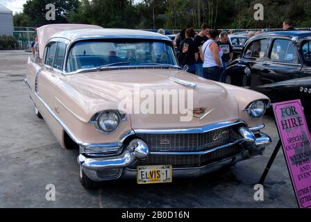 Auto di lusso Cadillac con numero palte ELVIS-1 in mostra al piccolo salone di automobili locale, Kent, Inghilterra Foto Stock