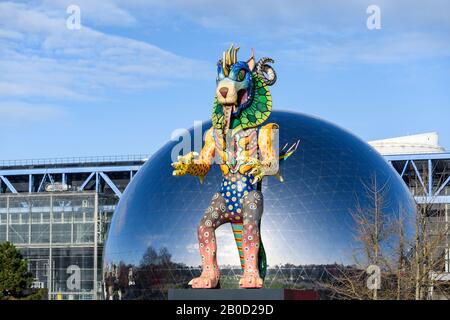 L'arte popolare messicana scultura colorata di creature fantastiche chiamate 'Alebrije' è esposta nel Parc de la Villette di Parigi. Foto Stock