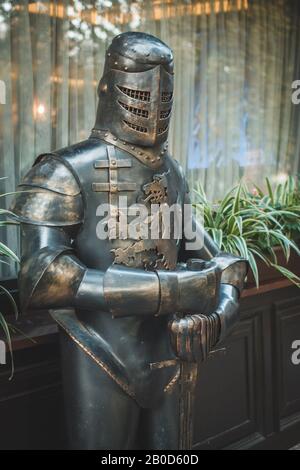 Armatura decorativa del cavaliere. Storia della cavalleria. Protezione di sicurezza di fantasia. Design della Guardia medievale. Tuta in metallo pesante - corpo maschio. Antico templari. Foto Stock