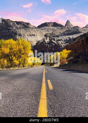 Bella vista della Scenic Highway con American Rocky Mountain Landscape sullo sfondo durante una mattina nuvoloso estate. Preso A St Mary, Montana, Foto Stock