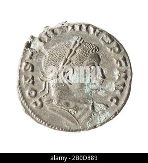 Obverso: Costantino, giusto, onorato e vestito. ISCRIZIONE: CONSTANTINVS P F AVG. Retromarcia: Sol, in piedi, a sinistra, con alone, globo a sinistra. Vestita, resti di iscrizione, moneta, follis di Costantino il Grande, metallo, bronzo, diam: 2,1 cm, peso 4,97 grammi, 310-318 d.C., sconosciuto Foto Stock