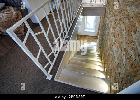 Interno di una casa contemporanea con ampio corridoio, porte e scale in stile moderno. Foto Stock