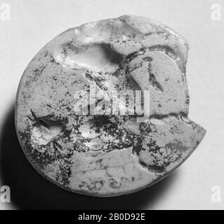 Centauro danzante in vista frontale di tre quarti con la testa rivolta a destra., gemma, intaglio, ringstone, pietra, carnelio, bruciato (?), colore: Bianco e arancio, opaco, Forma: Ovale, in piedi, Lavorazione: Maaskant-Kleibink, M., Catalogo delle gemme incise nel Gabinetto reale delle monete, 1978, pag.60, fig.2, tipo 4A, 11 x 10 mm. Spessore 2,5 mm., Primo secolo - terzo secolo dopo Chr. 1-300, Paesi Bassi, Gelderland, Nijmegen, Nijmegen Foto Stock
