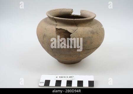 Urntje di terracotta. 1 grande e 1 piccola colla al collo, parte del bordo manca, 2 buchi nel ventre, urna, ceramica, h: 12 cm, diam: 15,5 cm, romano, olandese, Gelderland, Berg en dal, Ubbergen Foto Stock