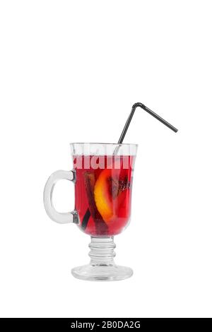 Cocktail trasparente monocromatico, VIN brulé rosso in un bicchiere alto con manico con spezie e una fetta di limone, arancio, anice stellato e bastone di vaniglia, Foto Stock