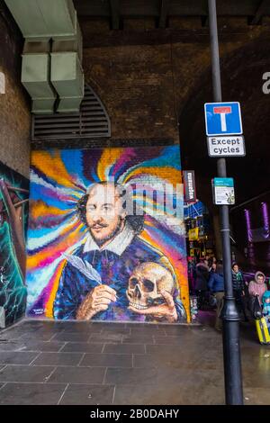 Murale di William Shakespeare in una posa Hamlet dipinta su un muro di Wagamama sulla passeggiata della Regina sulla Banca Sud dell'Embankment, Londra SE1 Foto Stock