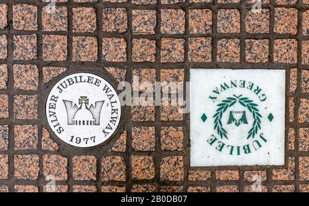 Le tessere del nome per la passeggiata del Giubileo d'Argento del 1977 e la Jubilee Greenway sulla passeggiata della Regina sulla riva sud del fiume Tamigi Embankment, Londra Foto Stock