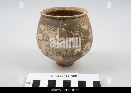 Tazza di terracotta romana, dipinta di grigio-marrone. Vecchie colle e aggiunte, danni superficiali., tazza, terracotta, h: 8,6 cm, diam: 8,9 cm, romano, olandese, Gelderland, Wijchen, Wijchen Foto Stock