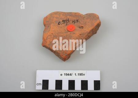 Frammento di un imbrex di mattone con timbro (EX) GERINF., tegola (imbrex), frammento, terracotta, mattone, 9,5 x 8,2 x 2,8 cm, romano, olandese, Gelderland, Berg en dal, Berg en dal, De Holdeurn Foto Stock