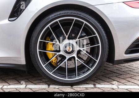 San Pietroburgo, Russia - 24 aprile 2019: Frammento Porsche argento metallico, ruota posteriore su pneumatico Pirelli, foto di primo piano Foto Stock