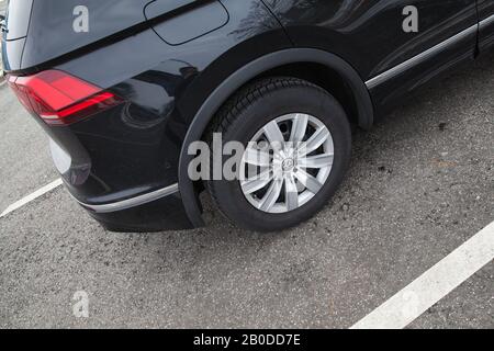 Amburgo, Germania - 10 febbraio 2017: Volkswagen Tiguan car Fragment, ruota posteriore su pneumatico Pirelli Foto Stock