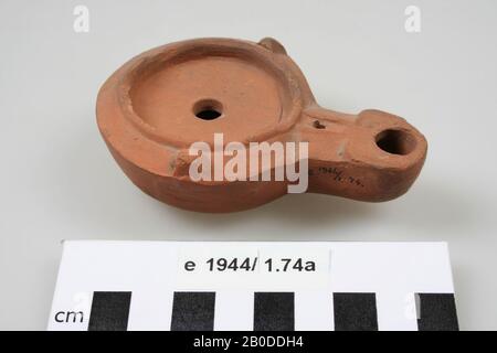 Lampada ad olio in terracotta, con beccuccio, foro di riempimento, foro per il fuoco e foro per l'aria, lampada ad olio, terracotta, terracotta, 9,4 x 6,4 x 3,2 cm, romana, Olanda, Gelderland, Berg en dal, Berg en dal, De Holdeurn Foto Stock