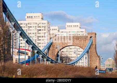 Wroclaw, Polonia, febbraio 2020. Ponte Grunwald (la maggior parte grunwaldzki) con edifici comunisti in cemento 70s sullo sfondo. Foto Stock