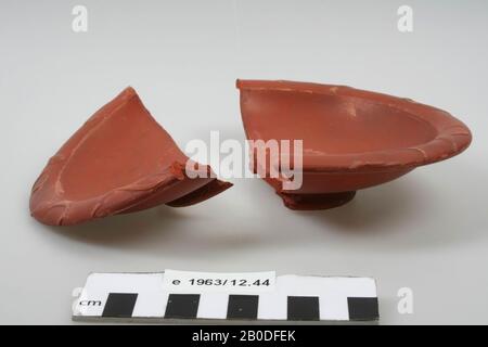 Piatto di terra sigillata, Trascinamento di forma. 35. Sul rivestimento della barra laterale. Il vecchio legame è stato rilasciato: 2 grandi frammenti, punti di usura, piastra, terracotta, terra sigillata, h: 3.9 cm, diam: 16.3 cm, roman Fine del 1st secolo ad, Olanda, Gelderland, Geldermalsen, Geldermalsen Foto Stock