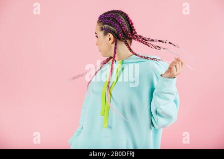 Ragazza con set alla moda di trecce multicolore Kanekalon. Foto Stock