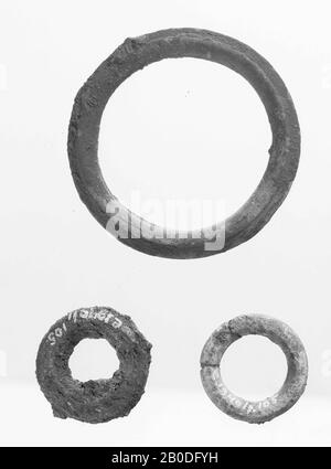 3 anelli di bronzo, anello, metallo, bronzo, Diametro: 5,6 cm, romano 1-300, Olanda, Gelderland, Ermelo, Ermelo, Groevenbeek heath Foto Stock