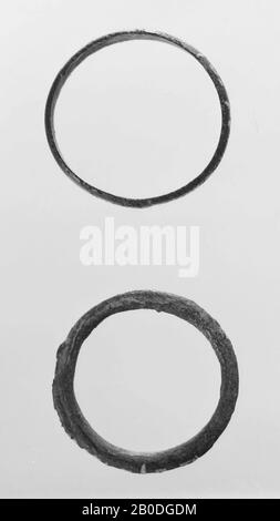 Due anelli in bronzo, anello, metallo, bronzo, Diametro: 1,8 cm, romano 1-300, Olanda, Gelderland, Nijmegen, Nijmegen Foto Stock
