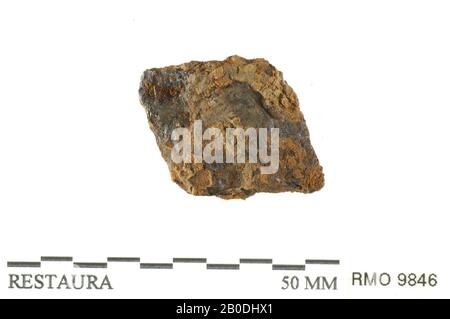 Paesi Bassi Medioevo, piastra di bloccaggio, a forma di diamante, con foro, ferro, 3,2 x 2,3 cm, x, Paesi Bassi, Utrecht, Wijk bij Duurstede, Wijk bij Duurstede, Dorestad Foto Stock