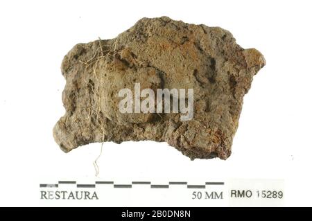 Paesi Bassi Medioevo, parte di striscia, decorato con creste, bordo ?, ferro, 5,4 x 2,9 cm, x, Paesi Bassi, Utrecht, Wijk bij Duurstede, Wijk bij Duurstede, Dorestad Foto Stock