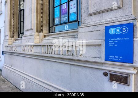 Un nuovo segno di metallo TSB su una vecchia Lloyds Bank con nome scolpito sul mercato di Martedì, King's Lynn. Foto Stock