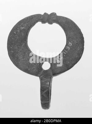 Olanda periodo romano, amuleto, lunula, metallo, bronzo, altezza, 4,5 cm, romano 50-270, Paesi Bassi, Olanda meridionale, Leidschendam-Voorburg, Voorburg, Arentsburg Foto Stock