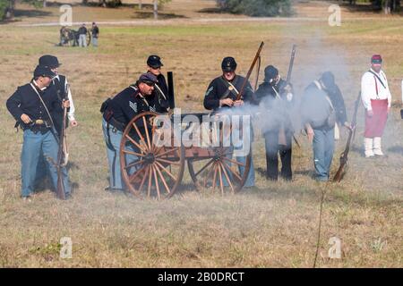 Brooksville, FL - 18 gennaio 2020: I reenactors della guerra civile sparano una pistola di Gatling ad una rievocazione storica a Brooksville, Florida. Foto Stock