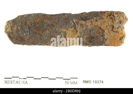 Paesi Bassi Medioevo, parte di striscia, solido, inizio foro, ferro, 8,0 x 2,3 cm, x, Paesi Bassi, Utrecht, Wijk bij Duurstede, Wijk bij Duurstede, Dorestad Foto Stock