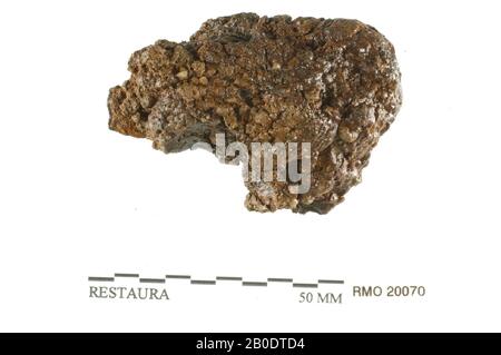 Paesi Bassi Medioevo, parte di una striscia, con occhio, 2x, corrose l'una nell'altra, ferro, 4,9 x 4,2 cm, x, Paesi Bassi, Utrecht, Wijk bij Duurstede, Wijk bij Duurstede, Dorestad Foto Stock