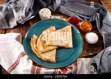 Pancake per bambini, colazione, settimana pancake, pancake fatti in casa leggeri, pastella di pancake, pancake senza zucchero su uno sfondo di legno Foto Stock