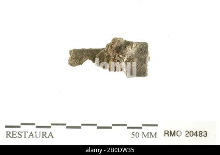 Paesi Bassi Medioevo, parte di un nastro, piegato a metà, piombo, 2,7 x 1,2 cm, x, Paesi Bassi, Utrecht, Wijk bij Duurstede, Wijk bij Duurstede, Dorestad Foto Stock