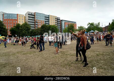 Gruppi di persone che guardano la band al Festival della musica Tramlines Sheffield South Yorkshire England Foto Stock