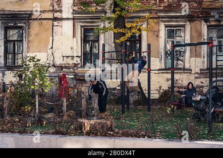 Mosca/Russia - Ottobre 2019: Le persone trascorrono il loro tempo libero nel cortile di una vecchia casa abbandonata quasi rovinata nel centro di Mosca Foto Stock