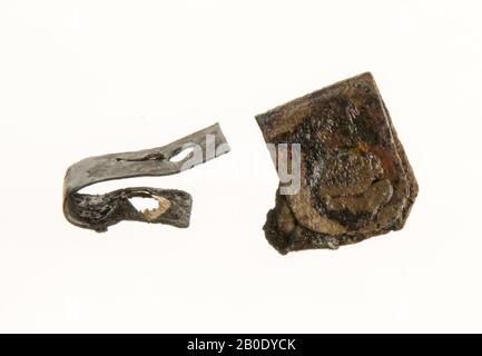 I Paesi Bassi periodo romano, piastre di montaggio casco, metallo, bronzo, 1 x 1,5 cm, roman 50-150 DC,?, Paesi Bassi, Olanda del Sud, Leiden, Leiden, tunnel Matilo A4 Foto Stock