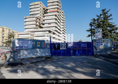 Napoli, CAMPANIA, ITALIA. 15th maggio 2019. 20/02/2020 Napoli, quartiere Scampia dell'area settentrionale della città napoletana, questa mattina dopo 40 anni di lotta da parte del comitato vele, inizia la gelificazione della vela verde.nella foto: Credit: Fabio Sasso/ZUMA Wire/Alamy Live News Foto Stock