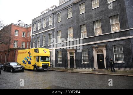 Un furgone di rimozione Del Movimento del Vescovo fuori 11 Downing Street, Londra, come l'ex cancelliere dello scacchiere Sajid Janid si sposta fuori prima che il nuovo cancelliere, Rishi Sunak, prenda la residenza nella proprietà di grazia e favore sopra il numero 10. Foto Stock