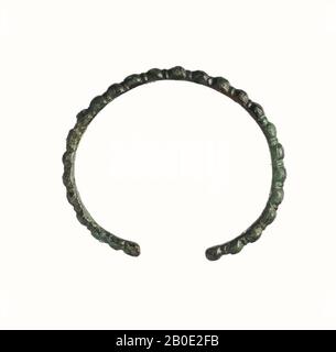 Un sottile bracciale in bronzo. All'esterno è visibile un modello d'onda rappresentato da 26 piccole sfere di bronzo, ornamento, metallo, bronzo, D 6,1 cm, Età del ferro II 700-500 a.C., Iran Foto Stock